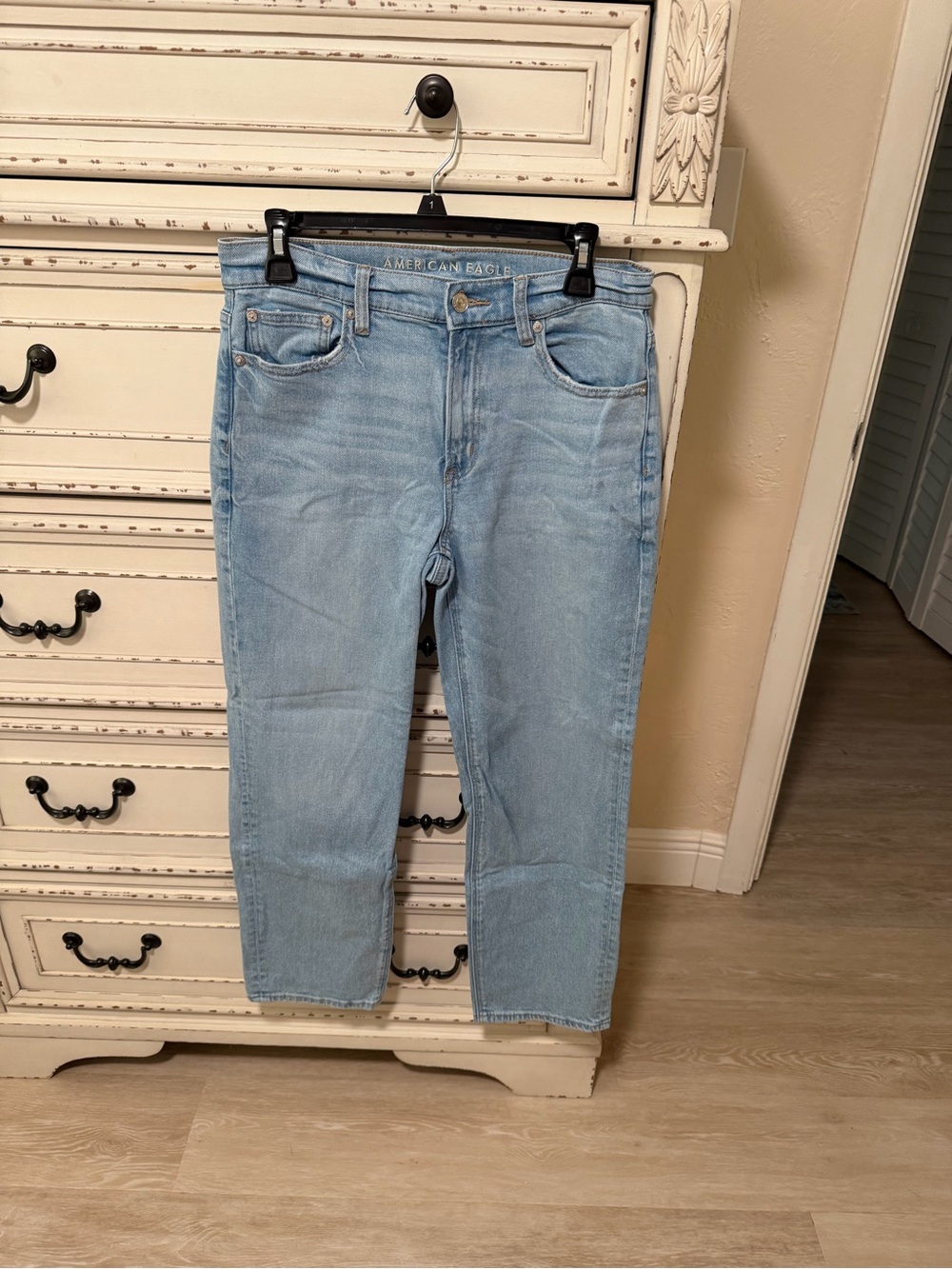 American Eagle Outfitters Light Wash Cropped Straight Jeans